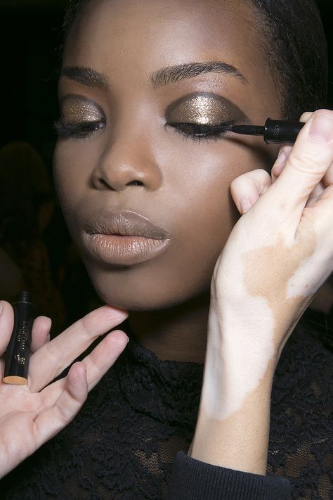 There's one big step you're missing when you put on eye makeup, and it's important! "As we get older, we lose the natural line contour," explained celebrity makeup artist Pati Dubroff. "That's why you see all these women getting eye jobs." But this eye-lifting secret will keep you from going under the knife for years to come: eye contouring! Under Eye Eyeliner Looks, Under Eye Eyeliner, Eye Eyeliner, Eyeliner Designs, Brown Girls Makeup, Makeup Tip, Dramatic Eye Makeup, Glitter Eye, Eye Makeup Designs