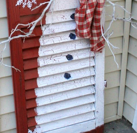 Do you have any old shutters hanging around? I do. I kinda collect them from the side of the road when I find them. This amazing Christmas porch idea is why you should save old shutters! Christmas Shutters Decor, Painted Shutters Crafts, Christmas Shutters Diy, Ideas For Old Shutters Diy Projects, What To Do With Old Shutters, Ideas For Shutters, Shutter Christmas Ideas, Diy Shutter Projects, Crafts With Shutters