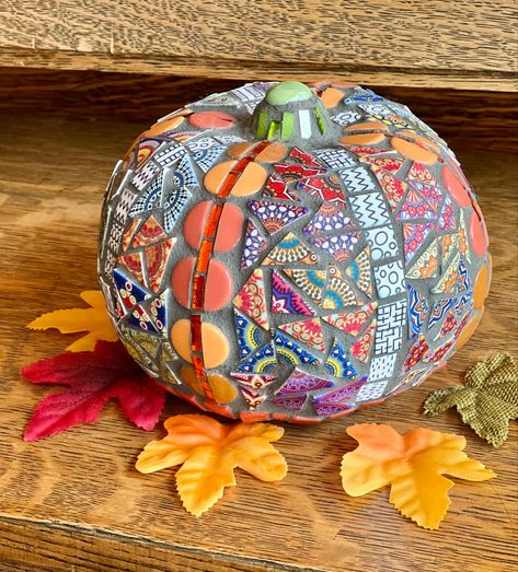 Fall Mosaic, Mosaic Pumpkin, Pumpkin Designs, Halloween Pumpkin Designs, Mosaic Garden Art, Fall Stuff, Mosaic Ideas, Sculpture Ideas, Seasons Art