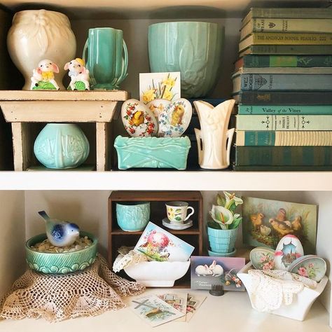 Vintage Planters Display, Antique Booth Displays Inspiration, Sunroom Decor, Booth Setup, Pottery Decor, Antique Booth Displays, Shelf Arrangement, Pottery Display, Vintage Flower Pots