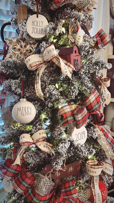 Living Room Country Style, Christmas Table Set, Country Style Christmas, Porch Decor Christmas, Christmas Living Room Ideas, Living Room Ideas Cozy, Room Ideas Cozy, Christmas Tree Decorations Ribbon, Country Christmas Trees