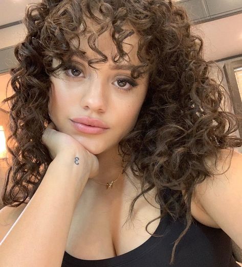 Sarah Jeffery family Kayla Maisonet, Sarah Jeffery, Hairstyles List, Charmed Sisters, Thomas Doherty, Girl Celebrities, Famous Women, Beautiful Life, Big Hair