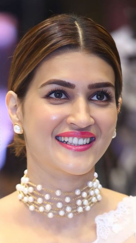 Celebrity Makeup Looks, Actress Hairstyles, Actress Without Makeup, Kriti Sanon, Beautiful Lips, Celebrity Makeup, Beautiful Smile Women, Beautiful Smile, Bollywood Actress