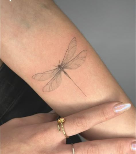 Dragonfly Design Drawing, Dragonfly Tatoos Woman, Dragonfly Wrist Tattoo, Dog Portrait Tattoo, Basic Tattoos, Dragonfly Tattoo Design, Tatoo Inspiration, Sun Tattoos, Doodle Tattoo