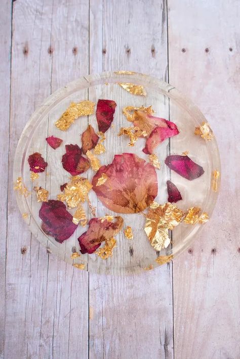 We love Valentines day bouquets but we dont like the smell of dead flowers. Check out how you can recycle your favorite flowers with these easy home decor ideas. Rose Resin Coaster, Raisin Coasters, Epoxy Dried Flowers Diy, Roses Resin Art, Resin Coasters Flowers, Flower Resin Coaster, Resin Rose, Resin Planters, Epoxy Art