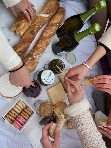 Paris Picnic Aesthetic, French Picnic Aesthetic, Tour Eiffel Aesthetic, Picnic Ideas Aesthetic, Paris Bachelorette, Paris Girls Trip, Paris Picnic, Parisian Picnic, What To Do In Paris