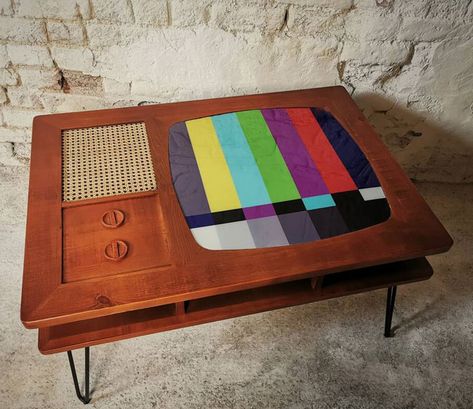 A maker you might have caught on the Retro To Go before, but the handmade and retro TV coffee table by Cambrewood is an all-new design by them. Collage Coffee Table, Funky Coffee Table Diy, Tv Coffee Table, Funky Coffee Tables, Coffee Table Upcycle, Mcm Interior, Painted Coffee Table, Retro Coffee Table, Angled Hair