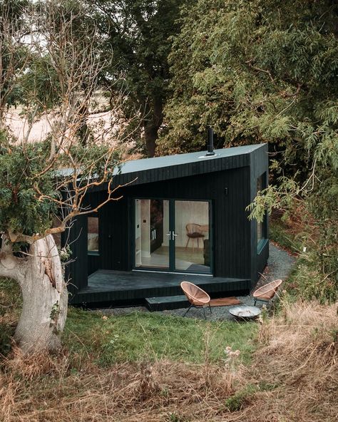 Beach Shacks, Black Cabin, Prefab Buildings, Prefab Cabins, Outdoor Living Rooms, Tiny Cabins, Beach Shack, Tiny House Cabin, Cabin In The Woods