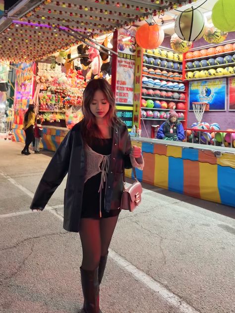 Street Fair Outfit, Amusement Park Pictures Ideas, Cute Arcade Outfits, Amusement Park Photo Ideas, 21st Birthday Picture Ideas, Arcade Pics, Amusement Park Aesthetic, Carnival Photoshoot, Night Life City