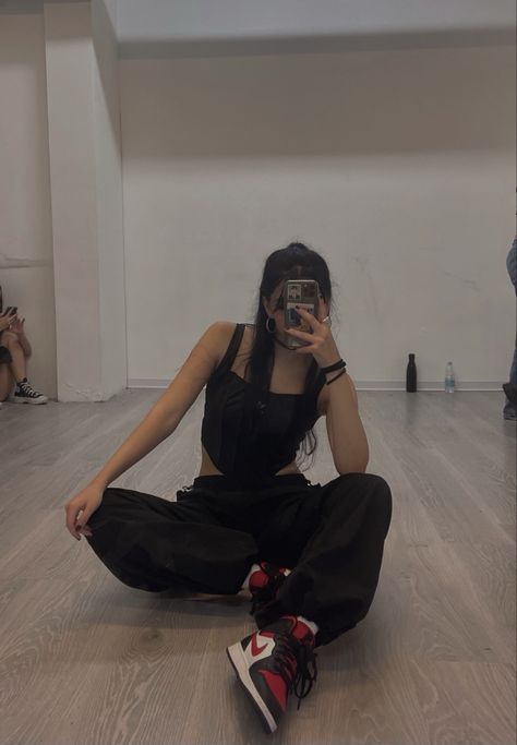 Dance Studio Mirror Selfie, Dance Instructor Outfit, Dance Instructor Aesthetic, Dance Studio Outfit, Dance Hip Hop Aesthetic, Dance Aesthetic Kpop, Choreographer Aesthetic, Romantic Homocide, Dance Practice Aesthetic