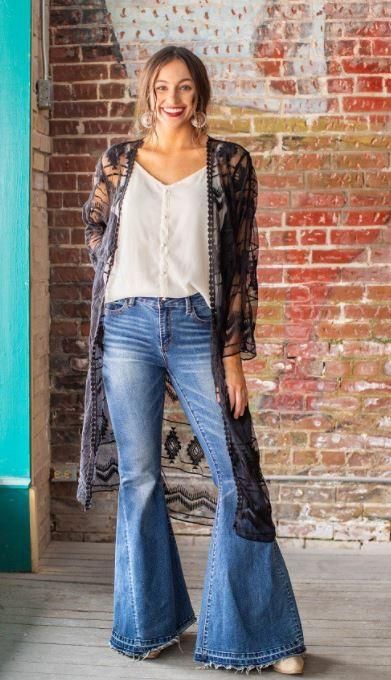 Lace Kimono Outfit, Flared Jeans Outfit Fall, Fair Outfit, Flare Jeans Outfit, Jeans Outfit Fall, Kimono Outfit, Boho Style Outfits, Fall Inspiration, Bottom Jeans