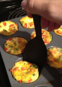 Mini Crustless Quiches Breakfast Quiche Crustless, Egg Quiche, Mini Quiche Recipes, Quiche Muffins, Egg Muffins Recipe, Mini Frittata, Breakfast Party Foods, Breakfast Quiche Recipes, Mini Quiches