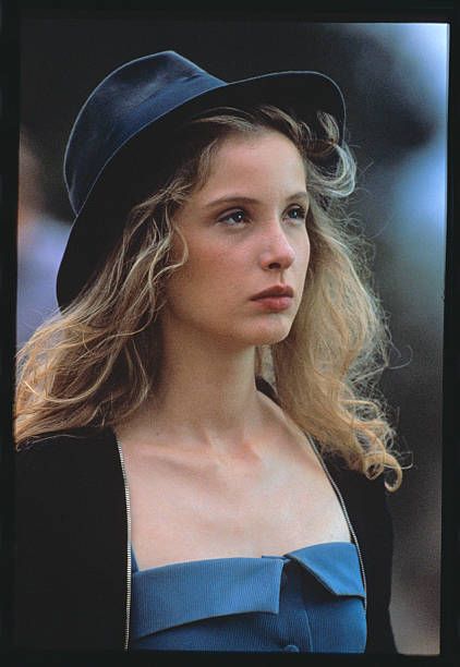 Parisian Hairstyles, Julie Delpy, French Cinema, French Actress, Female Poses, Movie Tv, My Pictures, Getty Images, Most Beautiful