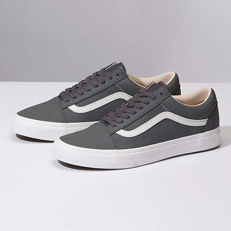 Vans Oldschool, Mens Vans Shoes, Tenis Vans, Best Shoes For Men, Popular Shoes, Trendy Sneakers, Sneakers Men Fashion, Clarks Shoes, Old Skool