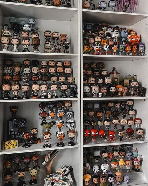 Star Wars Funko Pop Display, Star Wars Funko Pop Collection, Star Wars Funko Pop, Funko Shelf, Star Wars Shelf, Marvel Figures, Funko Pop Shelf, Star Wars Collection Room, Marvel Themed Room