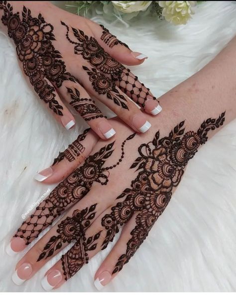 Mehendi Design For Eid, Short Mehndi Design, Henna Designs Wrist, Finger Henna Designs, Henna Tattoo Designs Hand, Mehndi Designs For Kids, Simple Henna Tattoo, Latest Henna Designs, Very Simple Mehndi Designs