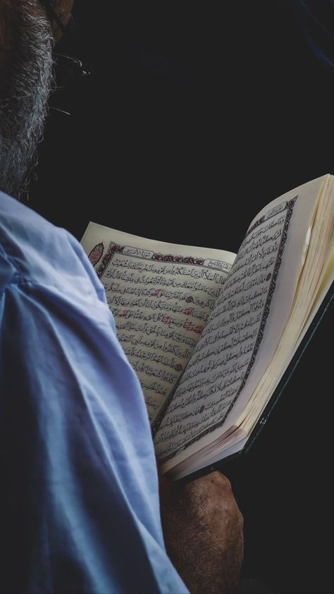 Reading Quran, Muslim Photos, Man Reading, Heal Your Heart, Quran Wallpaper, Instagram Heart, Qur'an Photography, Muslim Images, Muslim Pictures