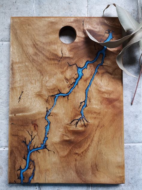 Camphour Cheese Board with Lichtenberg Wood Burning Lichtenberg Wood Burning, Cheese Board Diy, Wood With Resin, Beginner Wood Burning, Natural Wood Decor, Resin And Wood Diy, Wooden Things, Wood Cheese Board, Wood Serving Board