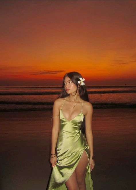 sunset, photoshoot, picture poses, cute pose Cute Sunset Pictures Poses, Long Dress Picture Poses, Sunset Pictures Poses, Beach Sunset Photoshoot, Sunset Poses, Sunset Photoshoot Ideas, Sunset Dress, Sunset Beach Pictures, Sunset Pic