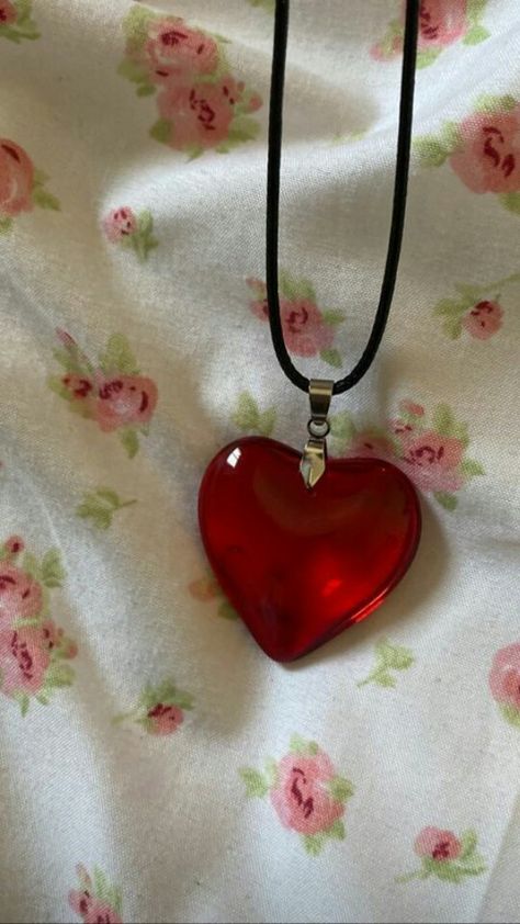 Red Heart Necklace, Heart Shaped Necklace, Magical Jewelry, Jewelry Accessories Ideas, Dream Jewelry, Jewelry Inspo, Pretty Jewellery, Ear Jewelry, Cute Jewelry