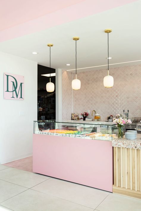 Macaron Store, Macaron Shop, Cake Shop Interior, Donuts Shop, Small Pastries, Pizzeria Design, 2022 Jewelry, Jewelry Display Case, Dessert Shop