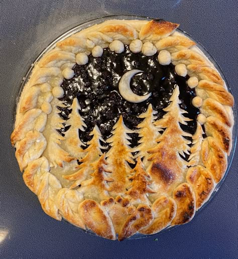 Blueberry pie with pine forest under a night moon decorative crust. Custom crust art in homemade butter dough. Egg wash browned unevenly - i should have rotated pie halfway through. This was baked at 425f for 20 mins with open-middle foil wall around sides to protect the edges from burn. Pretty Pie Crust, Fancy Pie Crust, Pie Crust Art, Creative Pies, Decorative Pie Crust, Pie Crust Designs, Pie Decoration, Foil Wall, Pies Art