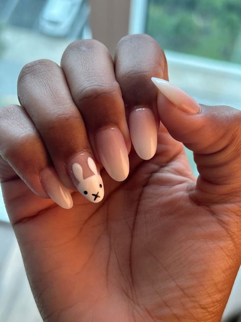 Cat Ear Nails, Bunny Nail Design, Easy Character Nail Art, Miffy Nails Simple, White Rabbit Nails, Cute Cat Nail Art, Alice In Wonderland Nails Simple, Bunny Nail Art, Rilakkuma Nails