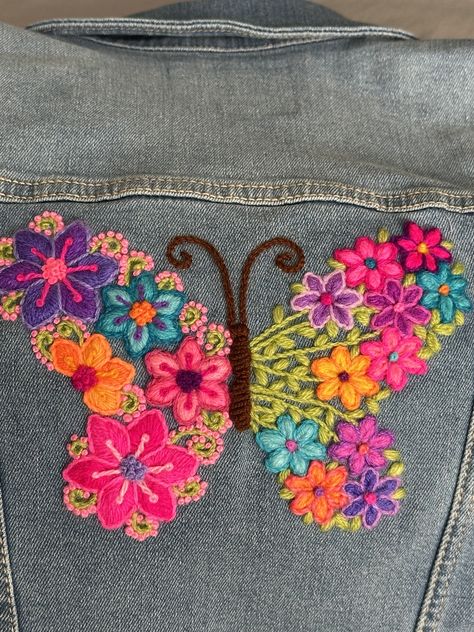 Embroidery Designs On Jacket, Jeans Jacket Embroidery Ideas, Embroidery Jeans Jacket, Denim Jacket Embroidery, Embroidery Jeans Diy, Denim Embroidery, Denim Crafts Diy, Clothes Embroidery Diy, Handmade Embroidery Designs