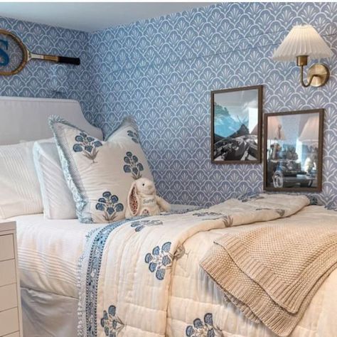 Katie Clooney on Instagram: "This takes the prize for the cutest dorm room!!💙 @sullivanandphenix @pennstate" Classic Dorm Room, Blue Dorm Room Ideas, Blue Dorm Room, Preppy Dorm Room Decor, Blue Dorm, Preppy Dorm Room, College Dorm Room Inspiration, Ruffle Quilt, Dream Dorm Room