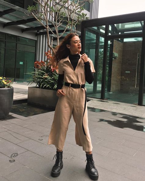 Jumpsuit And Turtleneck Outfit, Jumpsuit Turtleneck Outfit, Utility Jumpsuit Outfit, Jumpsuit Styling, Brown Jumpsuits, Full Outfits, Tube Jumpsuit, Turtleneck Outfit, Utility Jumpsuit