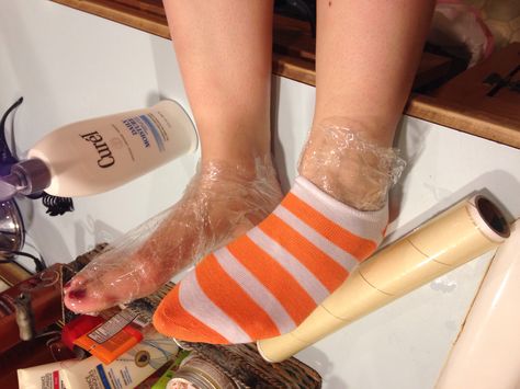 The best friend @lisaredner and I have dry feet, so we smothered them in lotion and covered them in Saran Wrap. We then put socks over them and are leaving them on overnight in hopes of super soft feet I. The morning!! Dry Feet Remedies, Dry Skin Tips, Super Dry Skin, Tips For Winter, Organic Skin Care Routine, Dry Skin Makeup, Dry Skin Care Routine, Dry Skin Remedies, Saran Wrap