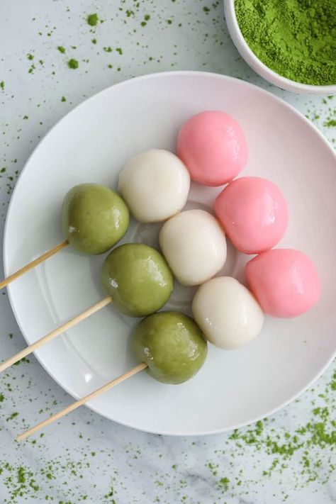 Hanami Dango, Korean Sweets, Japanese Dumplings, Tokyo Food, Mochi Recipe, Food Business Ideas, Pork Cutlets, Cute Snacks, Japanese Dessert