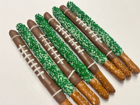 Football Pretzels, Football Chocolate Desserts, Football Season Treats, Super Bowl Desserts, NFL Treats, Flag Football Desserts by DipDipGoose on Etsy Football After Game Snacks, Nfl Desserts, Football Dessert Ideas, Desserts Superbowl, Super Bowl Desserts, Football Themed Food, Bowl Desserts, Football Desserts, Chocolate Dipped Pretzel Rods