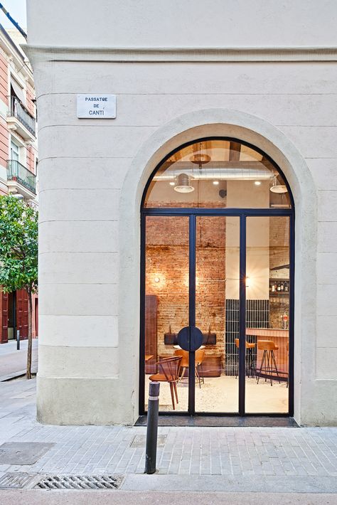 Galerie du restaurant Nina Barcelona / studio de design Liat Eliav - 8 Restaurant Doors, Brick Restaurant, Restaurant Facade, Restaurant Door, Restaurant Entrance, Barcelona Restaurants, Door Dividers, Smooth Concrete, Terrazzo Tile