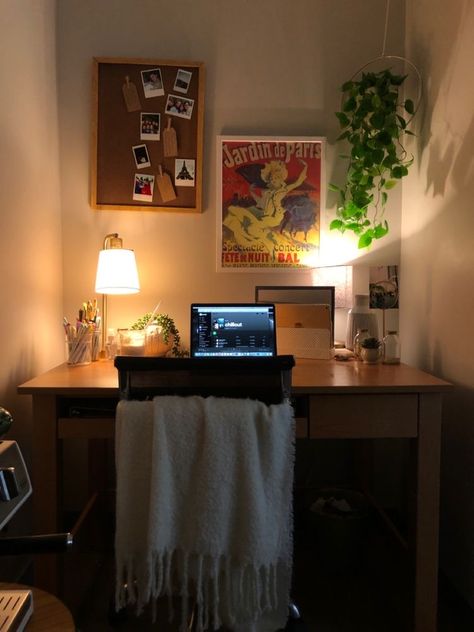 Desk Corner Bedroom, Desk Ideas With Mirror, Dorm Room Inspo Cozy, Desk Ideas College, Room Ideas With Desk, Room Ideas Aesthetic Desk, Desk Ideas Pink, Vintage Desk Ideas, Midcentury Modern Bedroom Decor Ideas