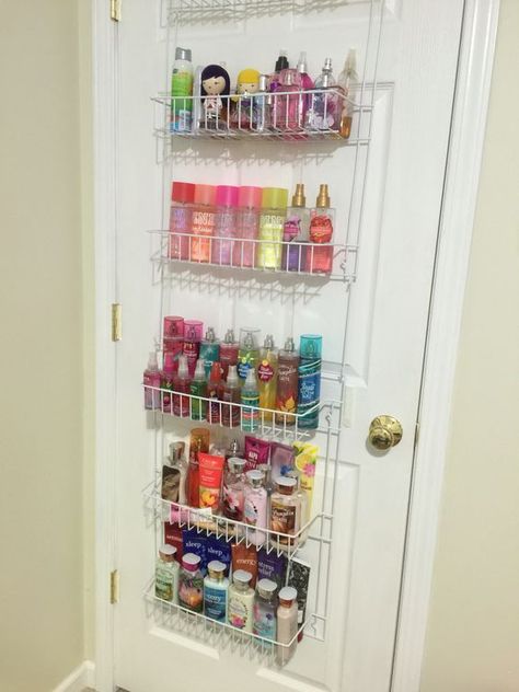 Use an over the door organizer for toiletries and other items. Storage Hacks Bedroom, Zimmer Diy, Small Bedroom Organization, Over The Door Organizer, Makeup Organization Diy, Dorm Room Organization, Elegant Vases, Organizing Hacks, Organisation Hacks