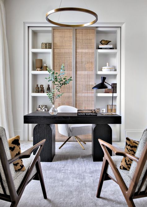 Four Hands’ Keane desk and Adara chair appear in the study. Seating from Memorial Antiques & Interiors rests on Stark’s Tiber rug below a Fiama chandelier from Visual Comfort. English Style House, Outfit Office, Dream Office, Luxe Interiors, Antique Interior, Office Interior, Office Room, Desk Setup, Office Inspiration