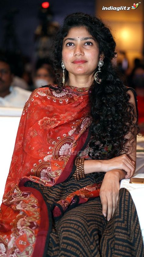 Sai Pallavi Photos - Telugu Actress photos, images, gallery, stills and clips - IndiaGlitz.com Sai Pallavi 4k Hd Images, Sai Pallavi Photos, Sai Pallavi Hd Images, Black Lover, Sai Pallavi, Beauty Smile, Celeb Crush, Long Dress Design, Dance Like This