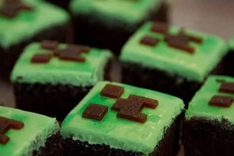 Yep, creeper cupcakes. I really need to make these sometime, for my Minecraft-addicted husband. Unfortunately, there are no instructions on this site... Help a girl out? Creeper Cupcakes, Cupcakes Minecraft, Candy Bar Cupcakes, Pastel Minecraft, Creeper Cake, Minecraft Cupcakes, Geek Food, Creeper Minecraft, Minecraft Birthday Party