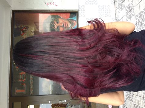 Black n purple ombré Raspberry Hair Color, Raspberry Hair, Red Balayage Hair, Purple Ombre Hair, Plum Hair, Hair Color Underneath, Wine Hair, Hair Tint, Hair Color Burgundy