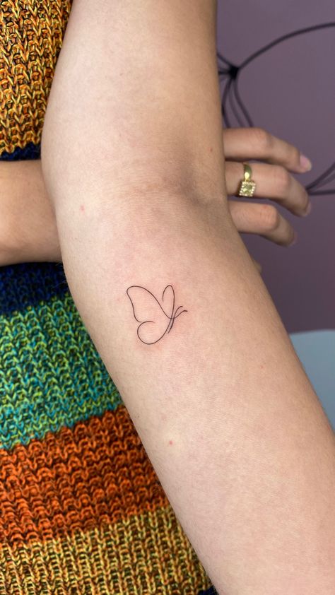 Tatuagem minimalista de borboleta no antebraço. Butterfly Outline Tattoo On Arm, Tattoo Minimalista Feminina, Black And White Rose Tattoo, Tattoo Borboleta, Borboleta Tattoo, Butterfly Outline, Mommy Tattoos, Small Girl Tattoos, Delicate Tattoo