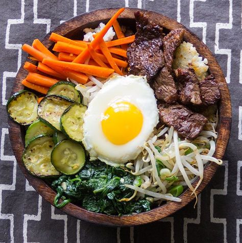 It's easy to make Korean bibimbap at home, a bountiful rice bowl with delicious Bulgogi beef, loads of vegetables, spicy sauce and a fried egg on top l Panning The Globe Recipe Korean Rice Bowl, Korean Bibimbap, Bibimbap Recipe, Bulgogi Recipe, Salmon Rice Bowl, Korean Rice, Bulgogi Beef, Salmon And Rice, Marinated Beef