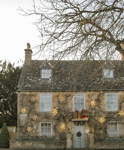 Countryside Christmas, Tis The Damn Season, Holiday Inspo, Nancy Meyers, Cosy Christmas, Cottage Christmas, Christmas Interiors, Inspire Me Home Decor, Countryside House