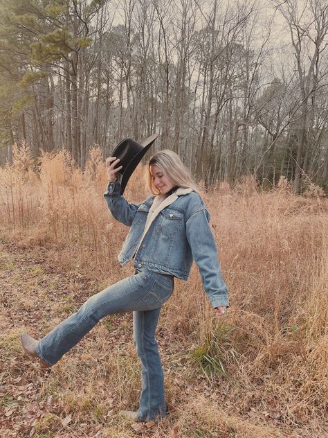 Yellowstone Female Outfits, Cowgirl Snow Photoshoot, Ranch Fashion Women, Modern Cowboy Outfit Women, Casual Ranch Outfit, Ranch Style Outfit Women, Western Mountain Cowgirl Outfits, Jean Jacket Western Outfits, Ranch Work Outfit