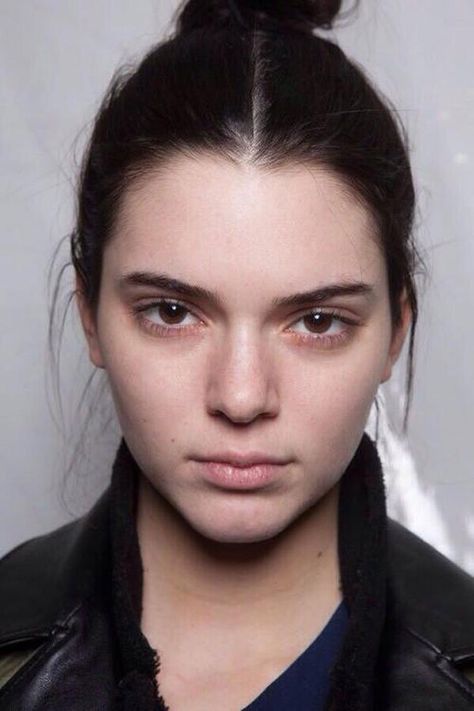 Kendall Jenner With No Makeup & Perfect Skin, check it out at http://makeuptutorials.com/celebrities-without-makeup/ Kendall Jenner Without Makeup, Kendall Jenner Maquillaje, Beauty Without Makeup, Models Without Makeup, Kendall Jenner Face, Kendall Jenner Makeup, Celebs Without Makeup, Jenner Makeup, Kendall Jenner Outfits