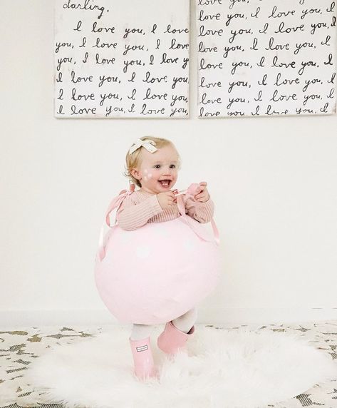 Birthday + Chocolate DIY Halloween costume for under $25 because it’s been awhile now since this costume idea has been requested +… Cake Pop Costume, Birthday Cake Pop, Baby Wearing Diy, Baby Cake Pops, Halloween Starbucks, Diy Cake Pops, Halloween Cake Pops, Chocolate Diy, Princess Halloween Costume