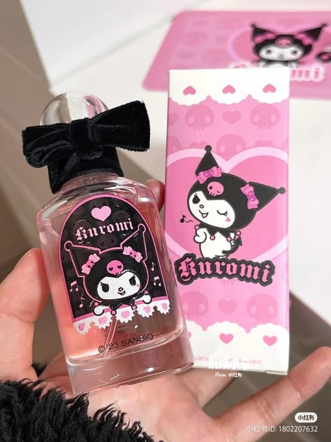 Kuromi Stuff, Koleksi Parfum, Hello Kitty Videos, Cute School Stationary, Hello Kitty Makeup, Charmmy Kitty, Hello Kitty Crafts, Sanrio Stuff, Hello Kitty Accessories