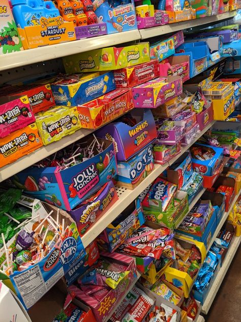 Snack Stash In Bedroom, Freakshakes Recipe, Candy Stash, Candy Salad, Sleepover Snacks, American Candy, Snack Station, American Snacks, Snacks Candy