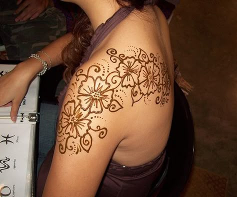 Henna Tattoo Shoulder, Shoulder Henna, Henne Tattoo, Henna Flower, Simple Tattoos For Women, Shoulder Blade Tattoo, Tattoo Shoulder, Henna Body Art, Simple Henna Tattoo