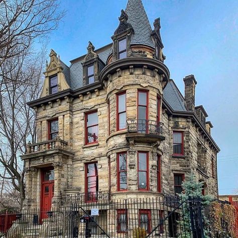 Historical Homes Of America on Instagram: "Franklin Castle (also known as the Tiedemann House) is a Victorian stone house, built in the American Queen Anne style, located at 4308 Franklin Boulevard in Cleveland's Ohio City neighborhood. The building has four stories and more than twenty rooms and eighty windows. In the late nineteenth century, when it was built, Franklin Boulevard was one of the most prestigious residential avenues in Cleveland. It is reported to be the most haunted house in Ohi Ohio City, City Neighborhood, Mansion Exterior, Historical Homes, American Queen, Queen Anne Style, Old Mansions, Hearth And Home, Most Haunted